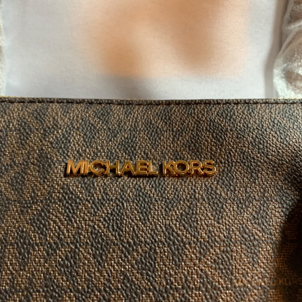 🎉Host Pick x2🎉 NWT Michael Kors Classic Charlotte Large Tote in Brown! - Picture 4 of 16